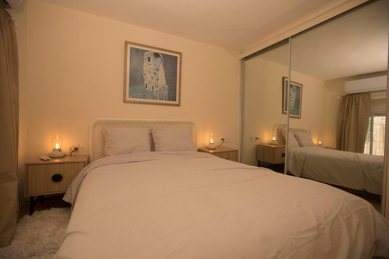 Historic 4-Bedroom Gem With Private Garden, Steps From Old City & Mamila Complex Jerusalem Exterior photo
