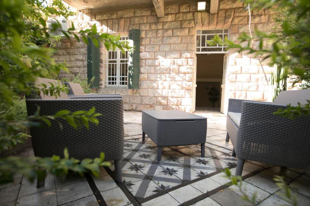 Historic 4-Bedroom Gem With Private Garden, Steps From Old City & Mamila Complex Jerusalem Exterior photo