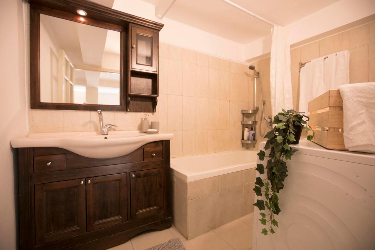 Historic 4-Bedroom Gem With Private Garden, Steps From Old City & Mamila Complex Jerusalem Exterior photo