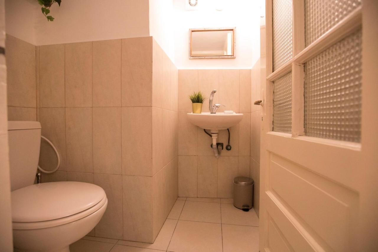 Historic 4-Bedroom Gem With Private Garden, Steps From Old City & Mamila Complex Jerusalem Exterior photo