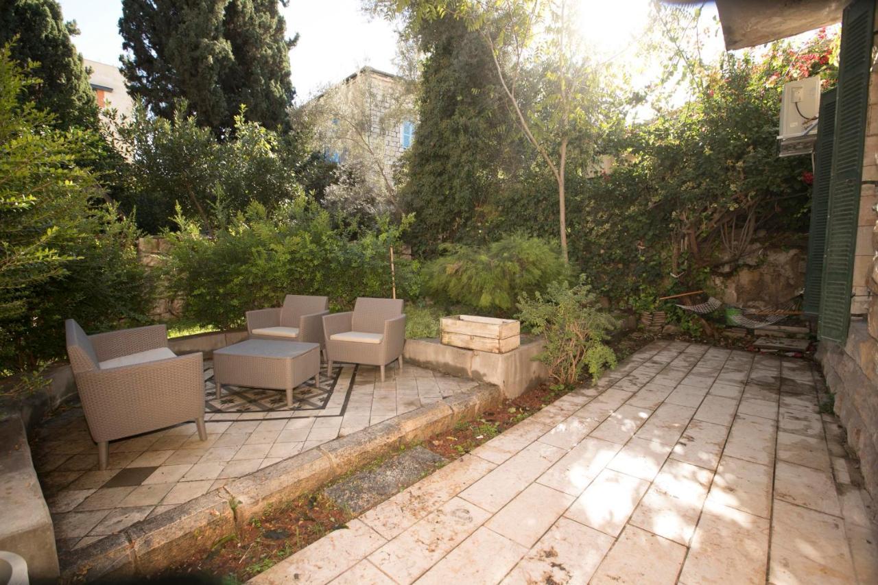Historic 4-Bedroom Gem With Private Garden, Steps From Old City & Mamila Complex Jerusalem Exterior photo